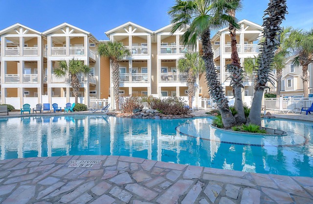 Island dog-friendly townhome with pool access - patio, washer/dryer, and AC