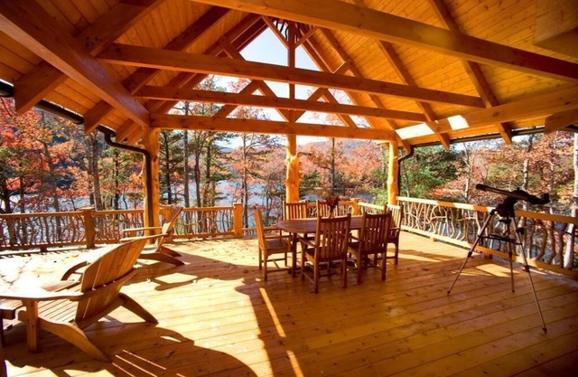 "Island Lodge" rodeado de agua