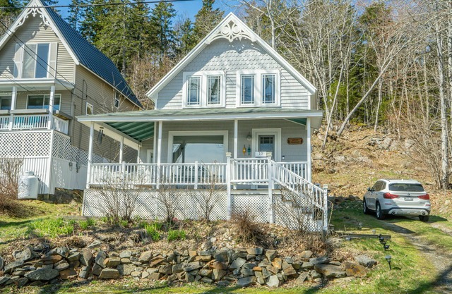 Isle View Cottage with access to the private beach