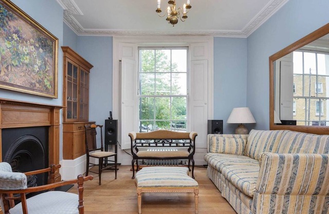 Una hermosa casa georgiana en Highbury fácil camino al centro de Londres, por Veeve