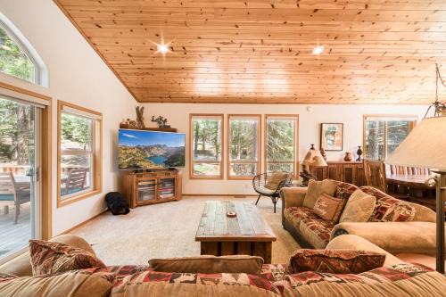 Jackpine Lodge at Tahoe Donner by Tahoe Getaways - Private Hot Tub w Foosball and HOA