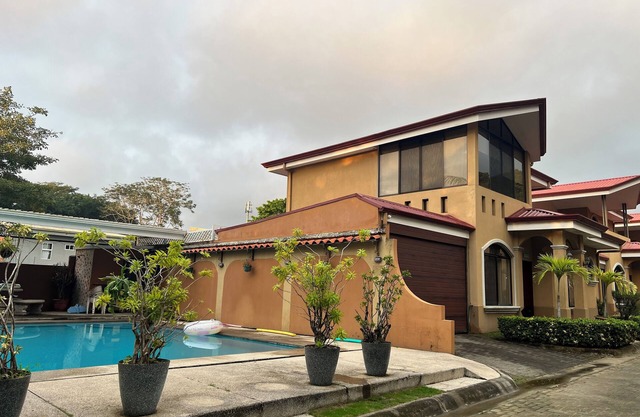 Jaco Hideaway: 1 minute walk to direct beach access. Gated community with pool.