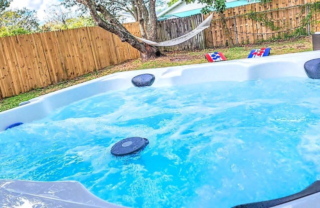 JACUZZI ENTIRE MODERN HOUSE DISNEY & UNIVERSAL 13 MINUTES
