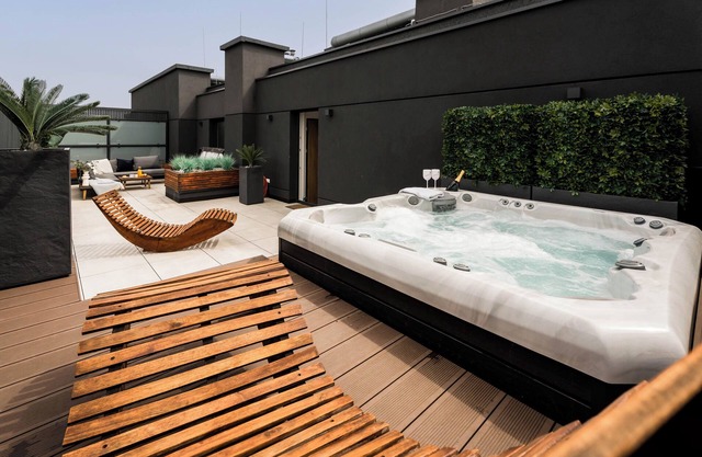 Jacuzzi Haven in Warsaw Private Terrace & free Parking High-speed WIFI