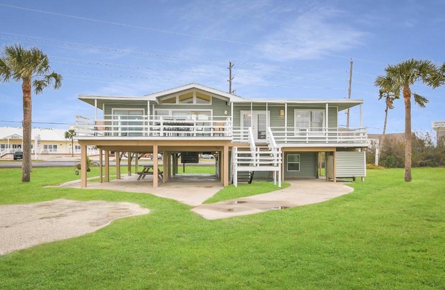 Jamaica Beach Home with Wraparound Beach-View Deck