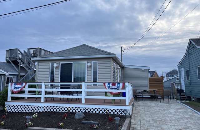 ¡Casa recientemente renovada de 2 dormitorios / 1 baño con playa privada!