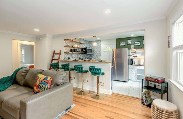 Jazzy Suite & Kindred Retreat /Swing into Style, Stay awhile