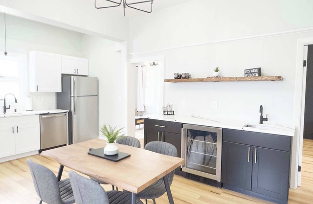 Jennifer's Stylish & Modern Broadway Getaway