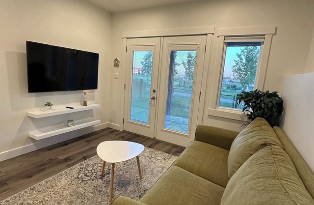 Juanu’s Cozy Cove - Walkout Basement Suite Family Friendly 15mins from Airport