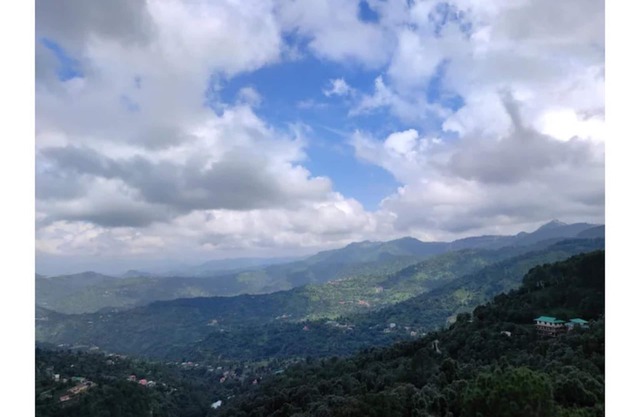 Jujurana-Spacious 2BHK:Valley Views, Balcony, Wifi
