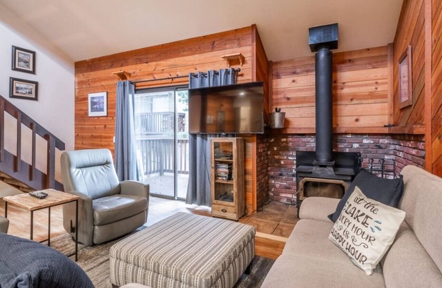 Condominio recientemente remodelado en June Lake Village.