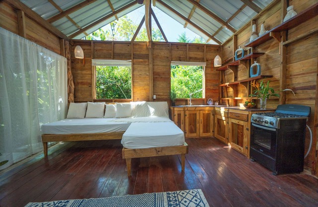 Jungle House 100m to Beach for 4 people. Starlink + Kayaks. 5 mins to Zapatillas