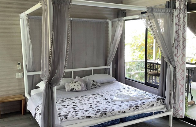 TREEHOUSE FAMILIAR + PISCINA + ZIPLINE & TARZAN SWING