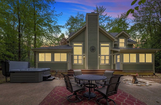 Juniper Presents: Harbor Ctry-Gorgeous Cape Cod Home-1.7 wooded acres w/ hot tub