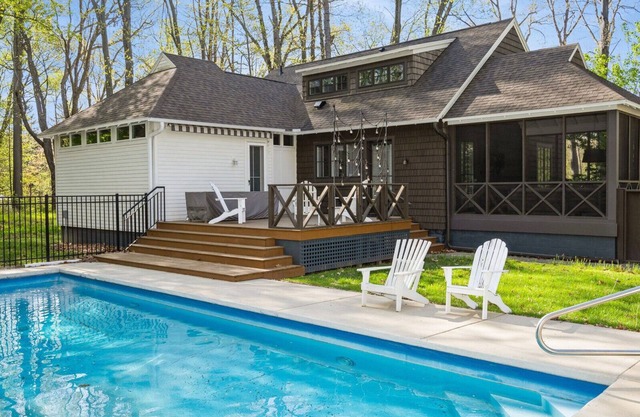 Juniper Presents: Luxury Retreat w/ Pool, Sauna + Hot Tub Near Beach