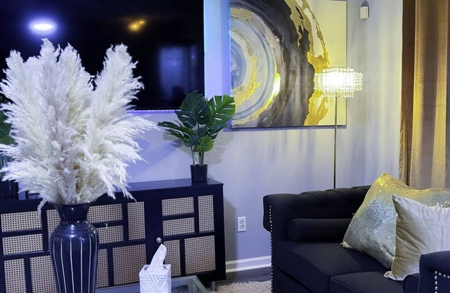 Just Minutes From Airport & Downtown