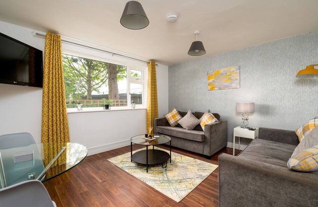 K Suites - Unique 2 bed Apt w/free parking