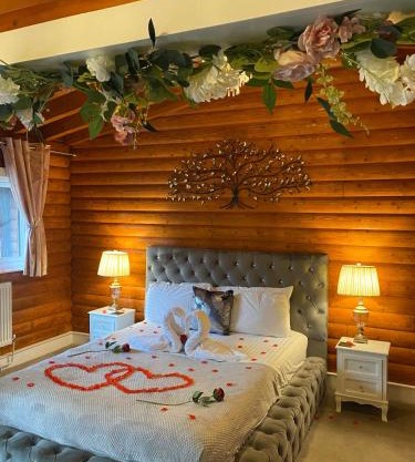Kaoglen-Blossom-Hot tub-Cairngorms-Pet Friendly