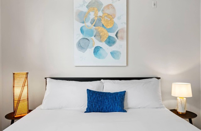 Kasa | Dallas | Stylish 1BD/1BA Downtown Apartment