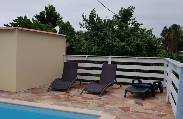 KAZ LETANG es una casa que consta de T3 con piscina en el campo.