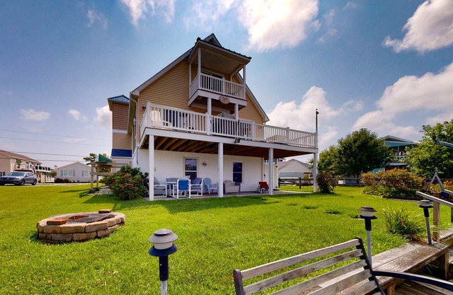 Keenwik on the Bay waterfront home with AC, gas fireplace, firepit, & dock