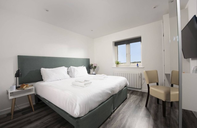 Kenidjack, B&B - a hotel room that sleeps 2 guests in 1 bedroom