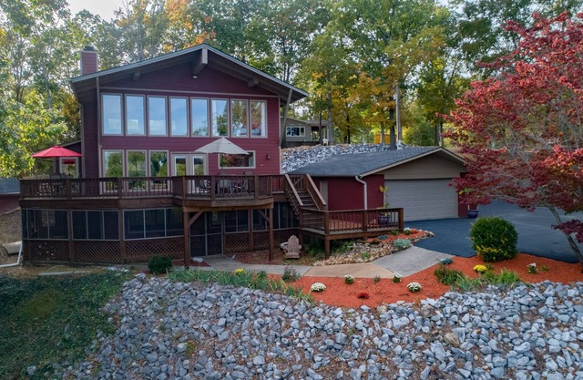 Kentucky Lakefront Chalet / Near Murray Ky & Paris Landing Area / W Hot Tub n Dock