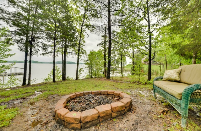 Kentucky Lakeside Home w/ Deck - 20 Mi to LBL!