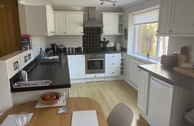 KEVERAL BAY COTTAGE, pet friendly, with a garden in Seaton