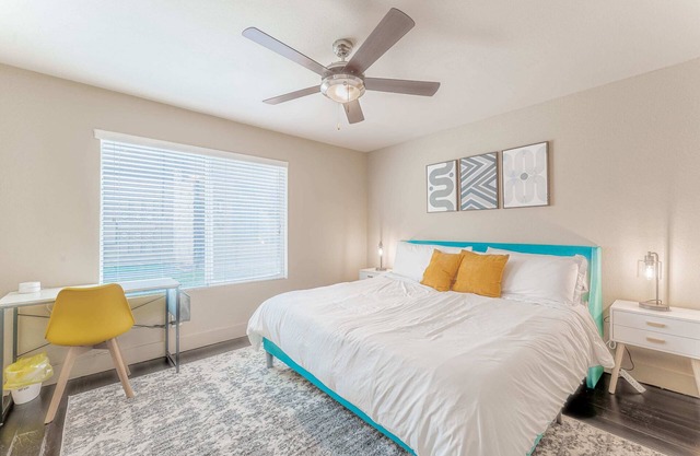 King bed 1BR close to Downtown w fast wifi & gym