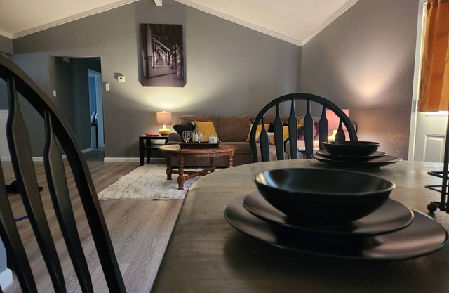 King bed 4-bedroom house in Saginaw with WiFi, AC 10mins from stockyards