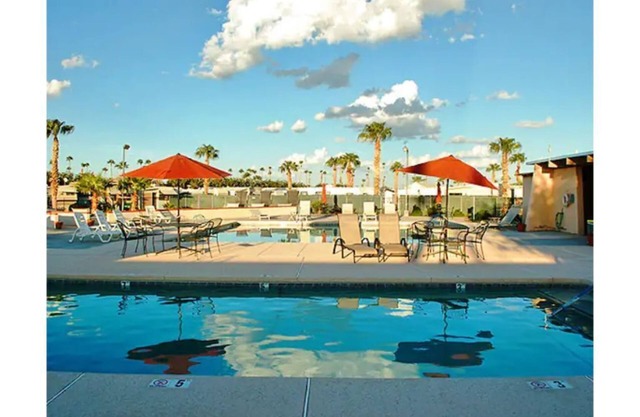 King Bed Comfortable Park Model - pools & hot tubs