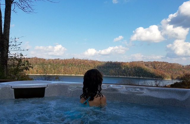 ¡Sumérjase bajo las estrellas en nuestro jacuzzi y despiértese con la mejor vista de Dale Hollow!