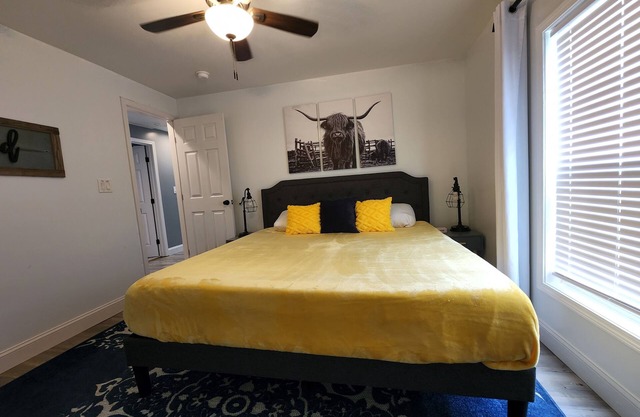 King Bedroom, Outdoor Cabana w/ Bed Swing, Quiet House Minutes to D/T Louisville