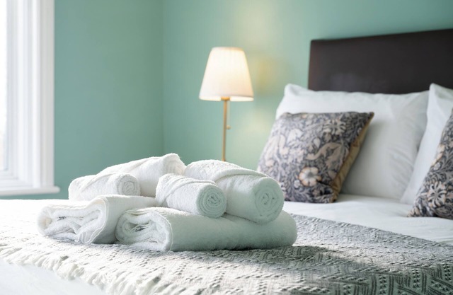 King Beds & Fast WiFi close to Shops, min walk to bus stop, 15 min to Tube
