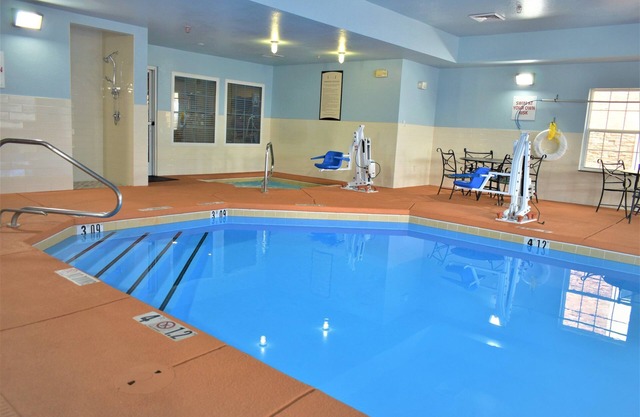 Audiencia King Suite accesible | Desayuno diario gratuito, acceso a la piscina + bañera de hidromasaje
