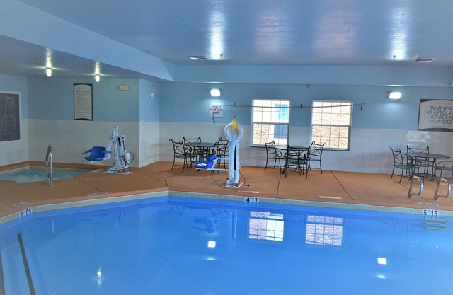 Audiencia King Suite accesible | Desayuno diario gratuito, acceso a la piscina + bañera de hidromasaje