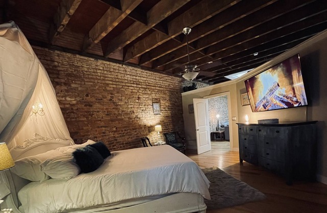 King Suite- The Lofts at Court Square