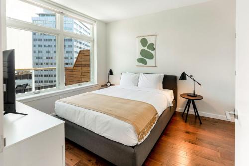 Kislak 603 1BR Penthouse with Stunning Rooftop Terrace