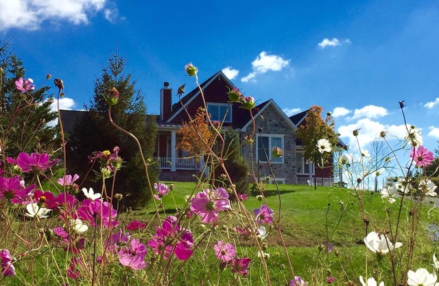 Kiwi Berry Farmette, Gardens & Guest Suite con vista a la granja Wild Juniper!