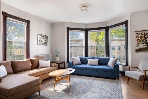 Knock on Wood - Airy Charm in Heart of Downtown