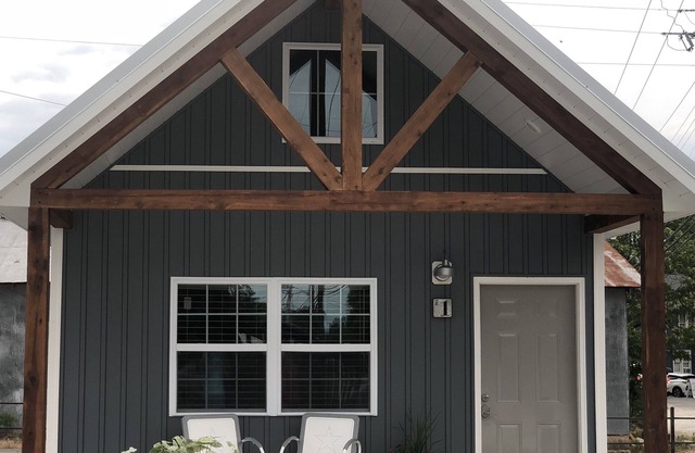 NUEVO The Knotty Squirrel Unit # 1 - 1BR Cabin W / Loft at the Square