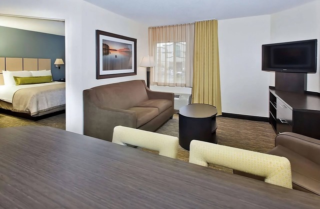 Knoxville Adventure! 4 FIDO-friendly Units with FREE Parking & Private Kitchen!