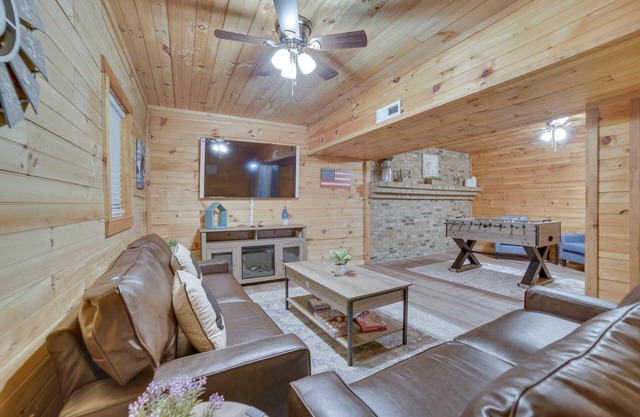 Kodak Getaway w/ Covered Decks + Game Room!