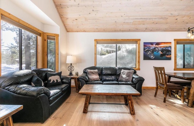Kokanee at Tahoe Donner - Charming 3 BR - Pool Table - Fireplace - Amenity Access!