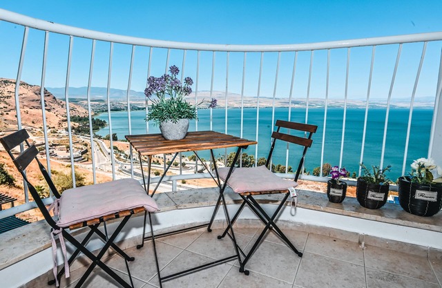 Kook - Charming Lakeview Apartment