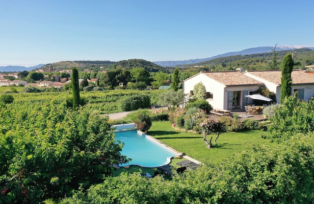 Villa en el campo con impresionantes vistas y piscina privada.