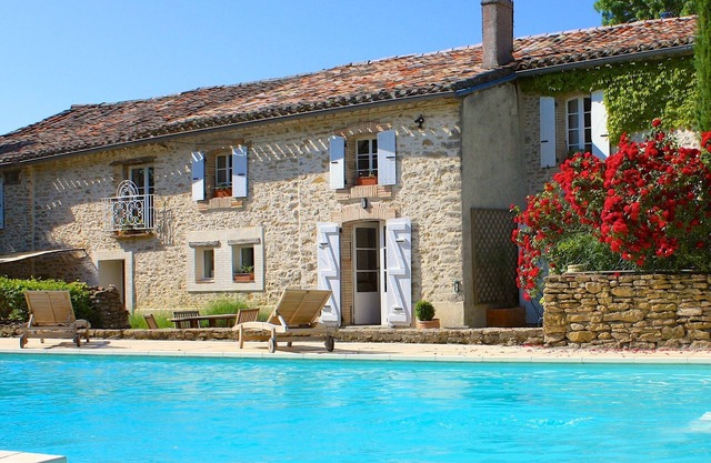 La Bomba es una impresionante granja en Glorioso campo con piscina privada.