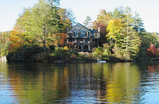 La Chatelaine, CHATEAU FRANCÉS HERMOSO LAKEFRONT EN HIGHLANDS, NC