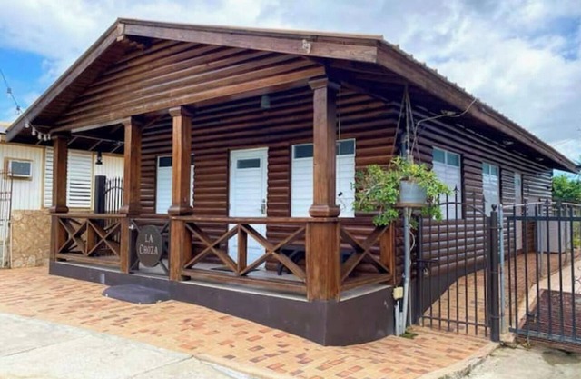 La Choza en el corazón del Poblado de Boqueron con acceso a la playa.